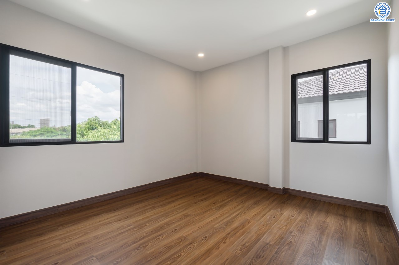 บ้านมือสองตกแต่งใหม่ ม.เดอะซิตี้ ราชพฤกษ์-ปิ่นเกล้า หลังมุม เนื้อที่ 71.8 ตร.ว. ดีไซน์ตอบทุกไลฟ์สไตล์ ฟังก์ชัน 3 ห้องนอน 5 ห้องน้ำ 1 ห้องอเนกประสงค์ 1 ห้องแม่บ้าน จอดรถได้ 2 คัน บนทำเลติดถนนใหญ่ เชื่อมต่อทุกเส้นทาง ใกล้รถไฟฟ้าสายสีม่วง "สถานีบางรักใหญ่" และจุดขึ้นทางด่วน "ศรีรัช"